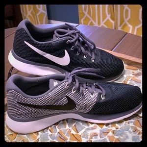 Women’s Nike sneakers sz 7.5